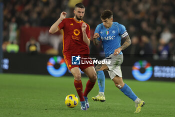 2023-12-23 - SSC Napoli's Italian defender Giovanni Di Lorenzo challenges for the ball with Roma’s Italian midfielder Bryan Cristante during the Serie A football match between AS Roma vs SSC Napoli Football Club at the Olimpico Stadium in Rome, Italy on December 23, 2023 - AS ROMA VS SSC NAPOLI - ITALIAN SERIE A - SOCCER