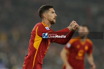 2023-12-23 - Roma’s Italian midfielder Lorenzo Pellegrini celebrates after scoring a goal during the Serie A football match between AS Roma vs SSC Napoli Football Club at the Olimpico Stadium in Rome, Italy on December 23, 2023 - AS ROMA VS SSC NAPOLI - ITALIAN SERIE A - SOCCER