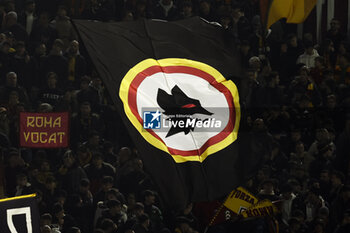 2023-12-23 - Fans of AS Roma show their support during the Serie A football match between AS Roma vs SSC Napoli Football Club at the Olimpico Stadium in Rome, Italy on December 23, 2023 - AS ROMA VS SSC NAPOLI - ITALIAN SERIE A - SOCCER