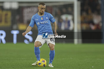 2023-12-23 - SSC Napoli's Slovak midfielder Stanislav Lobotka controls the ball during the Serie A football match between AS Roma vs SSC Napoli Football Club at the Olimpico Stadium in Rome, Italy on December 23, 2023 - AS ROMA VS SSC NAPOLI - ITALIAN SERIE A - SOCCER