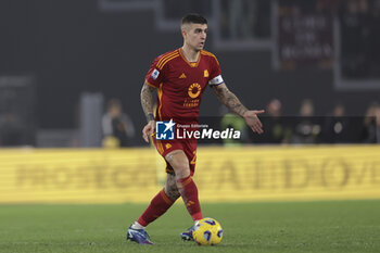 2023-12-23 - Roma’s Italian defender Gianluca Mancini controls the ball during the Serie A football match between AS Roma vs SSC Napoli Football Club at the Olimpico Stadium in Rome, Italy on December 23, 2023 - AS ROMA VS SSC NAPOLI - ITALIAN SERIE A - SOCCER