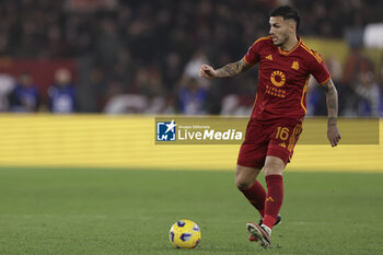 2023-12-23 - Roma’s Argentinian midfielder Leandro Paredes controls the ball during the Serie A football match between AS Roma vs SSC Napoli Football Club at the Olimpico Stadium in Rome, Italy on December 23, 2023 - AS ROMA VS SSC NAPOLI - ITALIAN SERIE A - SOCCER