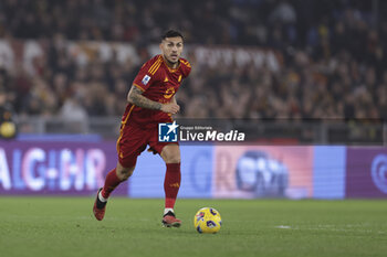 2023-12-23 - Roma’s Argentinian midfielder Leandro Paredes controls the ball during the Serie A football match between AS Roma vs SSC Napoli Football Club at the Olimpico Stadium in Rome, Italy on December 23, 2023 - AS ROMA VS SSC NAPOLI - ITALIAN SERIE A - SOCCER