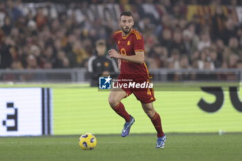 2023-12-23 - Roma’s Italian midfielder Bryan Cristante controls the ball during the Serie A football match between AS Roma vs SSC Napoli Football Club at the Olimpico Stadium in Rome, Italy on December 23, 2023 - AS ROMA VS SSC NAPOLI - ITALIAN SERIE A - SOCCER