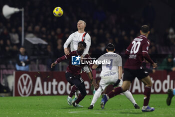 2023-12-22 - Salernitana's Senegalese forward Boulaye Dia challenges for the ball with Milan’s Danish defender Simon Kjaer during the Serie A football match between Unione Sportiva Salernitana vs AC Milan at the Arechi Stadium in Salerno on December 22, 2023. - US SALERNITANA VS AC MILAN - ITALIAN SERIE A - SOCCER