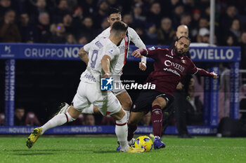 2023-12-22 - Milan's French forward Olivier Giroud challenges for the ball with Salernitana's Cypriot midfielder Grigoris Kastanos during the Serie A football match between Unione Sportiva Salernitana vs AC Milan at the Arechi Stadium in Salerno on December 22, 2023. - US SALERNITANA VS AC MILAN - ITALIAN SERIE A - SOCCER