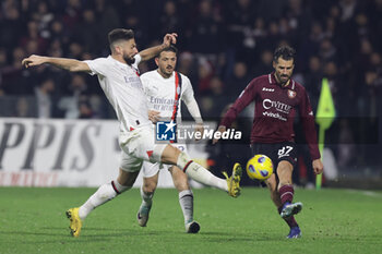 2023-12-22 - Milan's French forward Olivier Giroud challenges for the ball with Salernitana's Italian forward Antonio Candreva during the Serie A football match between Unione Sportiva Salernitana vs AC Milan at the Arechi Stadium in Salerno on December 22, 2023. - US SALERNITANA VS AC MILAN - ITALIAN SERIE A - SOCCER