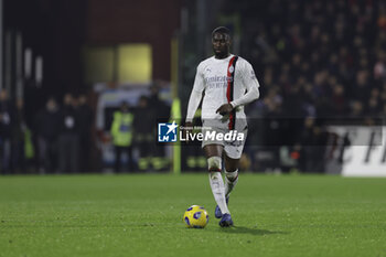2023-12-22 - Milan’s English defender Fikayo Tomori controls the ball during the Serie A football match between Unione Sportiva Salernitana vs AC Milan at the Arechi Stadium in Salerno on December 22, 2023. - US SALERNITANA VS AC MILAN - ITALIAN SERIE A - SOCCER