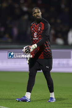 2023-12-22 - Milan’s French goalkeeper Mike Maignan looks during the Serie A football match between Unione Sportiva Salernitana vs AC Milan at the Arechi Stadium in Salerno on December 22, 2023. - US SALERNITANA VS AC MILAN - ITALIAN SERIE A - SOCCER