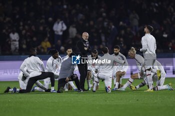 2023-12-22 - Milan’s Italian coach Stefano Pioli talk to the team group during the Serie A football match between Unione Sportiva Salernitana vs AC Milan at the Arechi Stadium in Salerno on December 22, 2023. - US SALERNITANA VS AC MILAN - ITALIAN SERIE A - SOCCER
