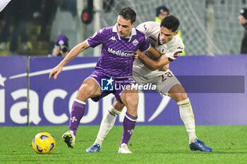 2023-12-29 - Fiorentina's Giacomo Bonaventura fights for the ball against Torino's Samuele Ricci - ACF FIORENTINA VS TORINO FC - ITALIAN SERIE A - SOCCER