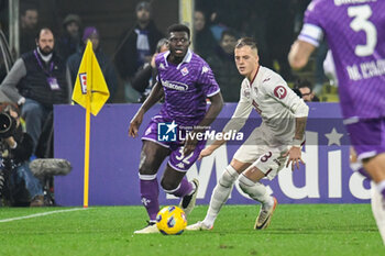 2023-12-29 - Fiorentina's Aldred Duncan fights for the ball against Torino's Ivan Ilic - ACF FIORENTINA VS TORINO FC - ITALIAN SERIE A - SOCCER