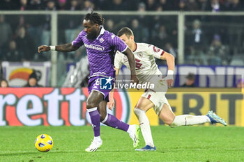 2023-12-29 - Fiorentina's M'Bala Nzola fights for the ball against Torino's Alessandro Buongiorno - ACF FIORENTINA VS TORINO FC - ITALIAN SERIE A - SOCCER