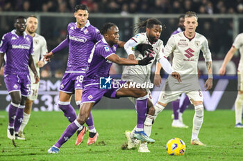 2023-12-29 - Fiorentina's Christian Kouame fights for the ball against Torino's Adrien Tameze - ACF FIORENTINA VS TORINO FC - ITALIAN SERIE A - SOCCER