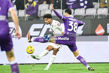 2023-12-29 - Torino's Valentino Lazaro fights for the ball against Fiorentina's Rolando Mandragora - ACF FIORENTINA VS TORINO FC - ITALIAN SERIE A - SOCCER
