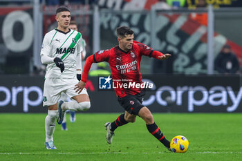 2023-12-30 - Christian Pulisic of AC Milan seen in action during Serie A 2023/24 football match between AC Milan and US Sassuolo at San Siro Stadium, Milan, Italy on December 30, 2023 - AC MILAN VS US SASSUOLO - ITALIAN SERIE A - SOCCER
