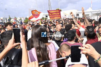 2023-08-29 - Supporters of A.S. Roma waiting new signing Romelu Lukaku arrives at Ciampino Airport on August 29, 2023 at Ciampino Airport in Rome, Italy. - ROMA'S NEW SIGNING ROMELU LUKAKU ARRIVES AT CIAMPINO AIRPORT - ITALIAN SERIE A - SOCCER