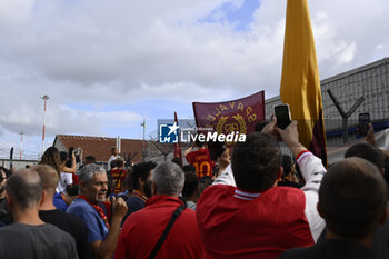 2023-08-29 - Supporters of A.S. Roma waiting new signing Romelu Lukaku arrives at Ciampino Airport on August 29, 2023 at Ciampino Airport in Rome, Italy. - ROMA'S NEW SIGNING ROMELU LUKAKU ARRIVES AT CIAMPINO AIRPORT - ITALIAN SERIE A - SOCCER