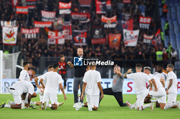 2023-09-01 - Stefano Pioli head coach of Milan talks to their players during warm up before the Italian championship Serie A football match between AS Roma and AC Milan on September 1, 2023 at Stadio Olimpico in Rome, Italy - FOOTBALL - ITALIAN CHAMP - AS ROMA V AC MILAN - ITALIAN SERIE A - SOCCER