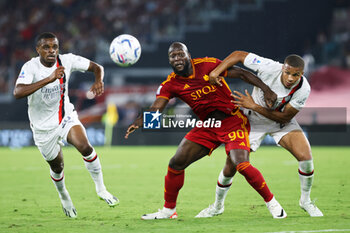 2023-09-01 - Romelu Lukaku of Roma (C) vies for the ball with Pierre Kalulu (L) and Malick Thiaw (R) during the Italian championship Serie A football match between AS Roma and AC Milan on September 1, 2023 at Stadio Olimpico in Rome, Italy - FOOTBALL - ITALIAN CHAMP - AS ROMA V AC MILAN - ITALIAN SERIE A - SOCCER