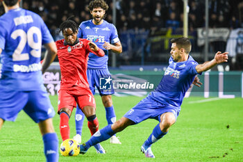 2023-10-30 - Sebastiano Grassi (Empoli) fights for the ball against Ademola Lookman (Atalanta) - EMPOLI FC VS ATALANTA BC - ITALIAN SERIE A - SOCCER