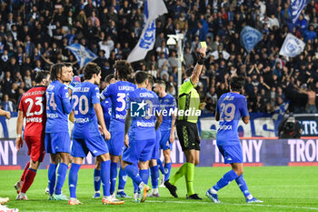 2023-10-30 - Referee Luca Massimi showes yellow card to Youssef Maleh (Empoli) - EMPOLI FC VS ATALANTA BC - ITALIAN SERIE A - SOCCER