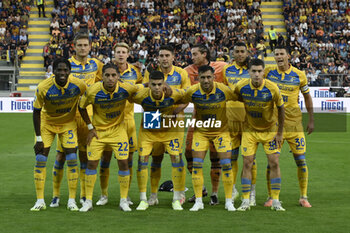 2023-09-28 - Frosinone Calcio line up for a team photograph during the 6th day of the Serie A Championship between Frosinone Calcio vs A.C.F. Fiorentina, 28 September 2023 at the Benito Stirpe Stadium, Frosinone, Italy. - FROSINONE CALCIO VS ACF FIORENTINA - ITALIAN SERIE A - SOCCER