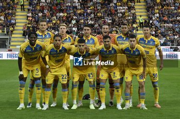 2023-09-28 - Frosinone Calcio line up for a team photograph during the 6th day of the Serie A Championship between Frosinone Calcio vs A.C.F. Fiorentina, 28 September 2023 at the Benito Stirpe Stadium, Frosinone, Italy. - FROSINONE CALCIO VS ACF FIORENTINA - ITALIAN SERIE A - SOCCER