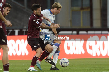 2023-09-22 - Agustin Martegani of US Salernitana 1919 competes for the ball with Riccardo Marchizza of Frosinone Calcio during Serie A between US Salernitana 1919 vs Frosinone Calcio at Arechi Stadium - US SALERNITANA VS FROSINONE CALCIO - ITALIAN SERIE A - SOCCER