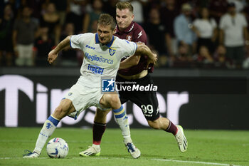 2023-09-22 - Mateusz Legowski of US Salernitana 1919 competes for the ball with Riccardo Marchizza of Frosinone Calcio during Serie A between US Salernitana 1919 vs Frosinone Calcio at Arechi Stadium - US SALERNITANA VS FROSINONE CALCIO - ITALIAN SERIE A - SOCCER