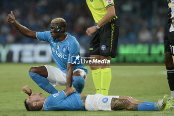 2023-09-27 - Victor Osimen of SSC Napoli ensures the injury of Matteo Politano of SSC Napoli during Serie A between SSC Napoli vs Udinese Calcio at Diego Armando Maradona Stadium - SSC NAPOLI VS UDINESE CALCIO - ITALIAN SERIE A - SOCCER
