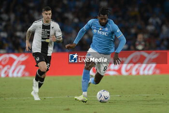 2023-09-27 - Zambo Anguissa of SSC Napoli competes for the ball with Thomas Thiesson Kristensen of Udinese Calcio during Serie A between SSC Napoli vs Udinese Calcio at Diego Armando Maradona Stadium - SSC NAPOLI VS UDINESE CALCIO - ITALIAN SERIE A - SOCCER