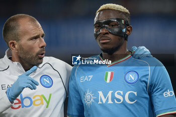 2023-09-27 - Victor Osimen of SSC Napoli accompanied by the doctor during Serie A between SSC Napoli vs Udinese Calcio at Diego Armando Maradona Stadium - SSC NAPOLI VS UDINESE CALCIO - ITALIAN SERIE A - SOCCER