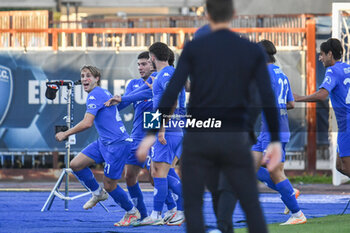 2023-11-26 - Jacopo Fazzini (Empoli) celebrates with teammates after scoring the 2-2 goal - EMPOLI FC VS US SASSUOLO - ITALIAN SERIE A - SOCCER