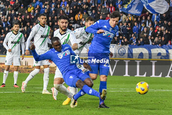 2023-11-26 - Emmanuel Gyasi (Empoli) shots on goal - EMPOLI FC VS US SASSUOLO - ITALIAN SERIE A - SOCCER
