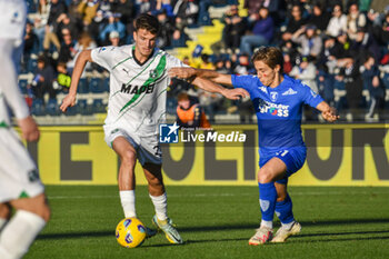 2023-11-26 - Daniel Boloca (Sassuolo) hampered by Jacopo Fazzini (Empoli) - EMPOLI FC VS US SASSUOLO - ITALIAN SERIE A - SOCCER