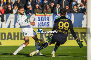 2023-11-26 - Etrit Berisha (Empoli) saves a goal against Domenico Berardi (Sassuolo) - EMPOLI FC VS US SASSUOLO - ITALIAN SERIE A - SOCCER