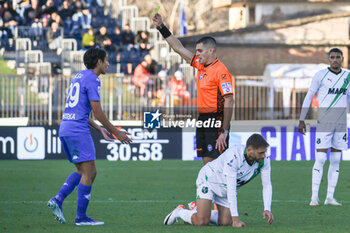 2023-11-26 - Referee Mr.SIMONE SOZZA gives yellow card to Youssef Maleh (Empoli) - EMPOLI FC VS US SASSUOLO - ITALIAN SERIE A - SOCCER