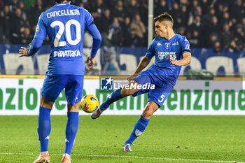 2023-12-11 - Sebastiano Grassi (Empoli) kicks towards the goal - EMPOLI FC VS US LECCE - ITALIAN SERIE A - SOCCER