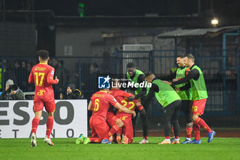 2023-12-11 - Lameck Banda (Lecce) celebrates with teammates after scoring the 0-1 goal - EMPOLI FC VS US LECCE - ITALIAN SERIE A - SOCCER