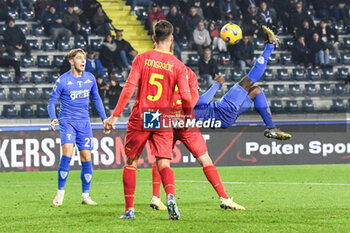 2023-12-11 - Emmanuel Gyasi (Empoli) kicks an overhead kick - EMPOLI FC VS US LECCE - ITALIAN SERIE A - SOCCER