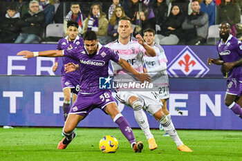 2023-11-05 - Fiorentina's Rolando Mandragora is fouled by Juventus's Arkadiusz Krystian Milik - ACF FIORENTINA VS JUVENTUS FC - ITALIAN SERIE A - SOCCER