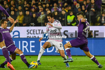2023-11-05 - Juventus's Fabio Miretti thwarted by Fiorentina's Lucas Martinez Quarta - ACF FIORENTINA VS JUVENTUS FC - ITALIAN SERIE A - SOCCER