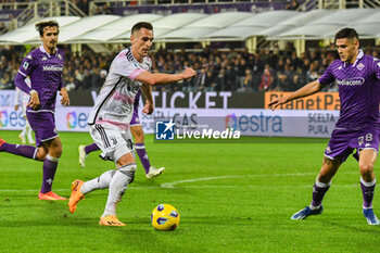 2023-11-05 - Juventus's Arkadiusz Krystian Milik fights for the ball against Fiorentina's Rolando Mandragora - ACF FIORENTINA VS JUVENTUS FC - ITALIAN SERIE A - SOCCER