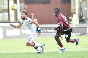 2023-10-22 - Alessandro Deiola of Cagliari Calcio competes for the ball with Trivante Stewart of US Salerntana 1919 during Serie A between US Salernitana 1919 vs Cagliari Calcio at Arechi Stadium - US SALERNITANA VS CAGLIARI CALCIO - ITALIAN SERIE A - SOCCER