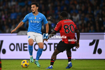 2023-10-29 - Yunus Musah of AC Milan competes for the ball with Eljif Almas of SSC Napoli the Serie A match between SSC Napoli vs AC Milan at Diego Armando Maradona Stadium - SSC NAPOLI VS AC MILAN - ITALIAN SERIE A - SOCCER