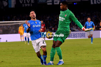 2023-10-29 - Matteo Politano of SSC Napoli competes for the ball with Mike Maignan of AC Milan the Serie A match between SSC Napoli vs AC Milan at Diego Armando Maradona Stadium - SSC NAPOLI VS AC MILAN - ITALIAN SERIE A - SOCCER