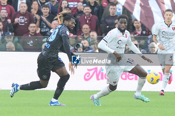 2023-11-04 - Boulaye Dia of US Salernitana 1919 competes for the ball with Zambo Anguissa of SSC Napoli during Serie A between US Salernitana 1919 vs SSC Napoli at Arechi Stadium - US SALERNITANA VS SSC NAPOLI - ITALIAN SERIE A - SOCCER