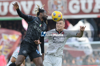 2023-11-04 - Zambo Anguissa of SSC Napoli competes for the ball with Mateusz Legowski of US Salernitana 1919 during Serie A between US Salernitana 1919 vs SSC Napoli at Arechi Stadium - US SALERNITANA VS SSC NAPOLI - ITALIAN SERIE A - SOCCER