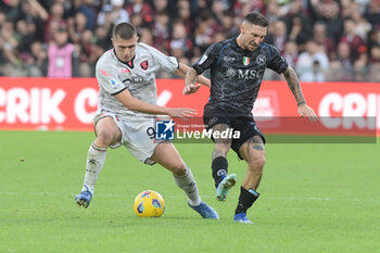 2023-11-04 - Mateusz Legowski of US Salernitana 1919 competes for the ball with Matteo Politano of SSC Napoli during Serie A between US Salernitana 1919 vs SSC Napoli at Arechi Stadium - US SALERNITANA VS SSC NAPOLI - ITALIAN SERIE A - SOCCER